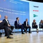 Vicente Vallés, en el centro, moderó la mesa que aglutinó a los directores de siete medios de comunicación para hablar de las fake news