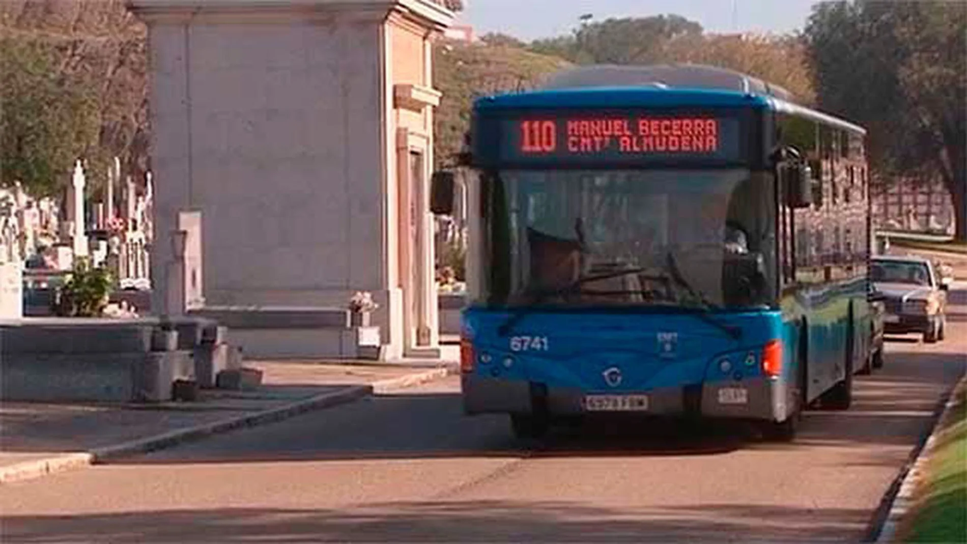 Autobuses en el cementerio de La Almudena