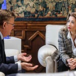 La ministra de Transportes, Movilidad y Agenda Urbana, Raquel Sánchez (d), y el presidente de la Generalitat Valenciana, Ximo Puig (i), en una imagen de archivo