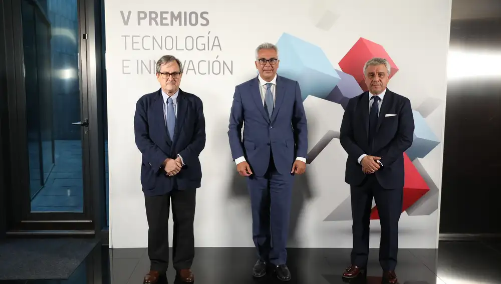 Francisco Marhuenda, director de LA RAZÓN (i); Carlos Izquierdo, consejero de Administración Local y Digitalización de la CAM (c) y Andrés Navarro, consejero delegado del periódico (d).