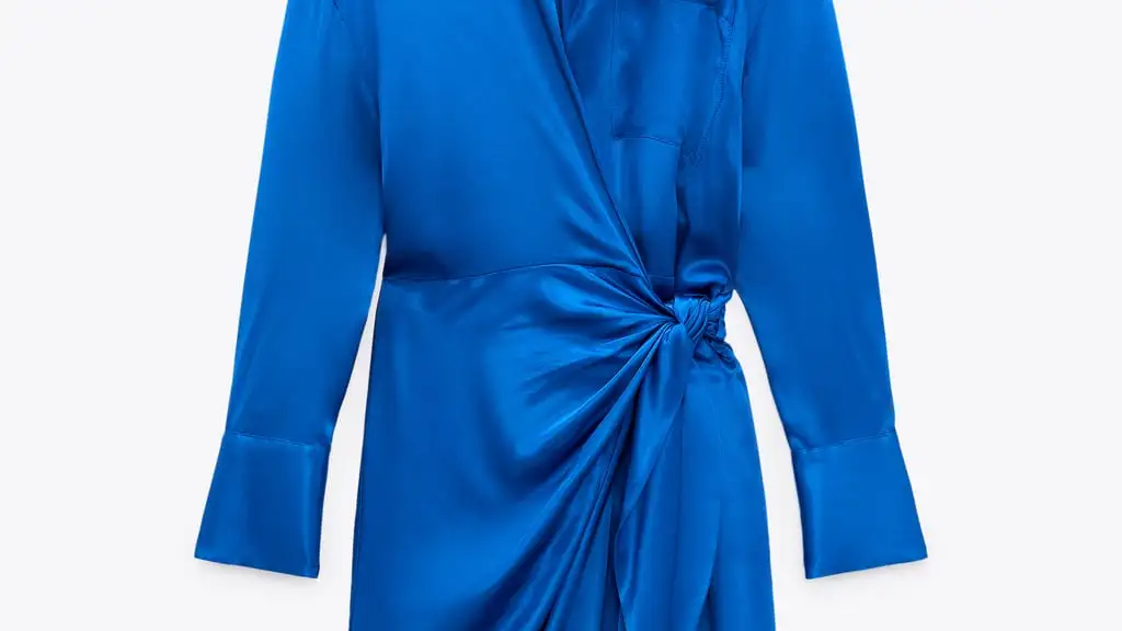 Vestido satinado cruzado, de Zara