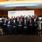 Andrés Navarro, consejero delegado de LA RAZÓN, y Francisco Marhuenda, director del periódico, junto a los galardonados del V Premios Tecnología.