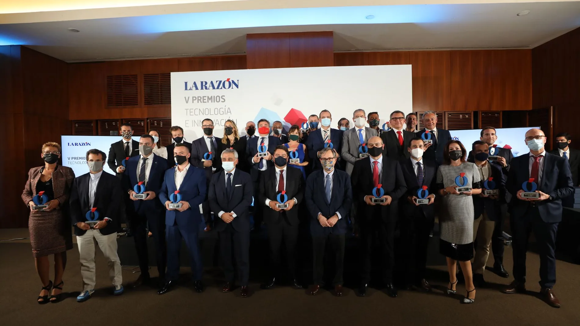 Andrés Navarro, consejero delegado de LA RAZÓN, y Francisco Marhuenda, director del periódico, junto a los galardonados del V Premios Tecnología.
