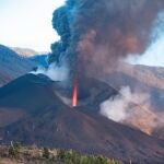 Los equipos de emergencia siguen pendientes del movimiento de las múltiples coladas que ha ido formando el volcán