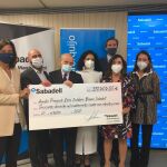 Representantes de Banco Sabadell, Sabadell y Asset Management posan durante la entrega del cheque de las ayudas a Manos Unidas y AECC en representación de los 28 proyectos seleccionados