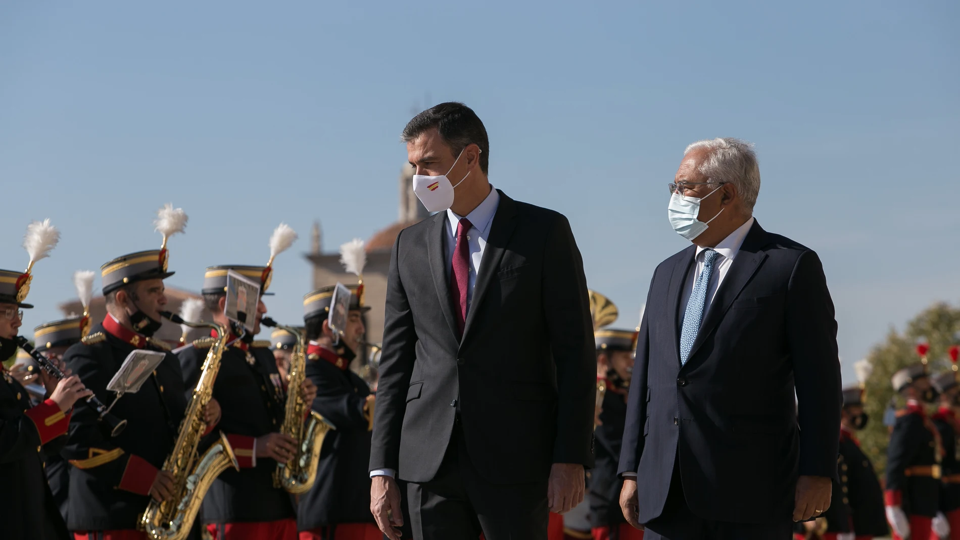 Antonio Costa y Pedro Sánchez conversan en la Cumbre Hispano Lusa celebrada hoy en Trujillo
