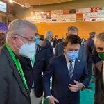 El presidente de la Generalitat, Pere Aragonès, junto al director de la Trobada Empresarial al Pirineu, Vicenç Voltas, y el obispo de La Seu d'Urgell, Joan Enric Vives, este viernes.