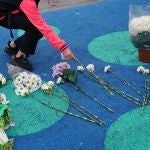 Una persona deposita flores en una concentración en el parque donde fue secuestrado un niño de 9 años en Lardero, La Rioja, (España). Iñaki Berasaluce / Europa Press