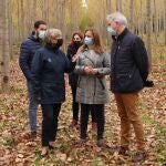 La delegada de Gobierno en Castilla y León, Virginia Barcones, visita unas choperas en la localidad palentina de Dueñas junto a la presidenta de la CHD, Cristina Danés; el subdelegado del Gobierno en Palencia, Ángel Miguel; y el alcalde de Dueñas, Miguel Ángel Blanco