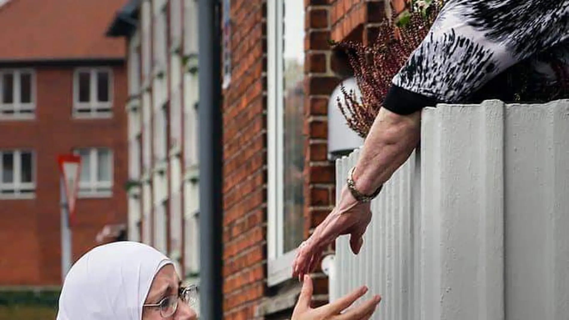 La imagen de una refugiada siria a la que han obligado a dejar su casa de la ciudad de Ringsted para ser trasladada a uno de estos centros de deportación ha conmocionado al mundo