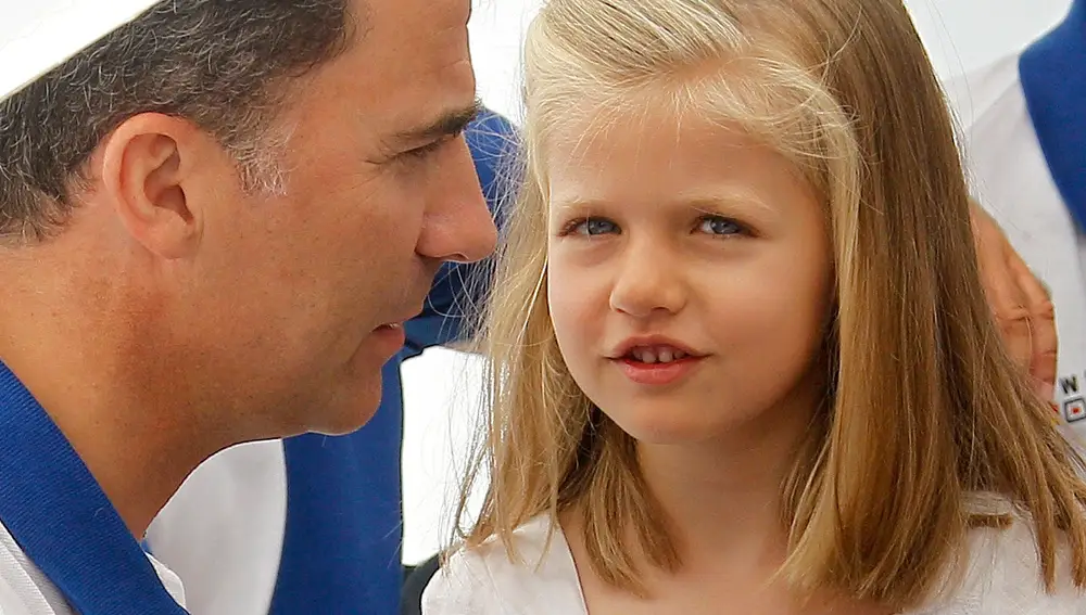 El Rey Felipe con su hija la princesa Leonor durante en el verano de 2011 en el Real Club Náutico de Vela, uno de los lugares más importantes para la Familia Real