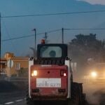 La gran cantidad de ceniza arrojada por el volcán de Cumbre Vieja ha obligado a los operativos a realizar la limpieza de urgencia de la vía LP2 para evitar accidentes y mantiene en alerta el aeropuerto