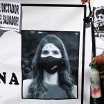 AME3571. SAN SALVADOR (EL SALVADOR), 31/10/2021.- Miembros de sindicatos salvadoreños protestan para pedir el cese de los despidos "masivos" en los tres órganos del Estado y la "amenaza" a su estabilidad laboral por parte del Gobierno hoy, en San Salvador (El Salvador). EFE/ Miguel Lemus