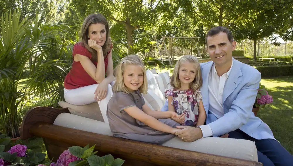 Fotografía facilitada por la Casa Real con motivo del 40 cumpleaños de la Princesa de Asturias, en la que aparecen los Príncipes de Asturias acompañados por sus hijas, las infantas Leonor y Sofía, en su residencia del complejo de la Zarzuela a primeros del mes de agosto. 15/09/2012