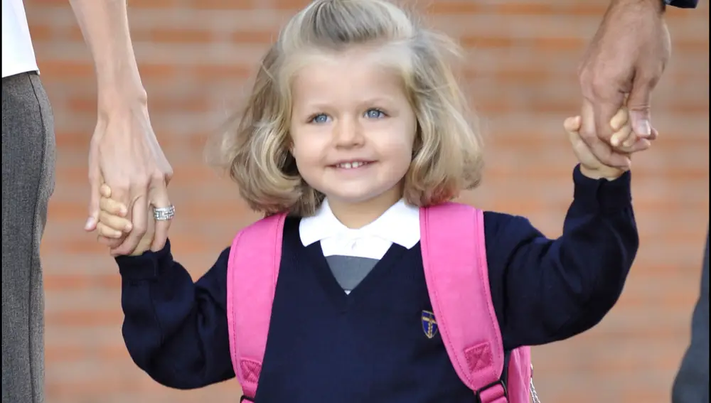La princesa Leonor, con algo más de dos años, en su primer día de clase en el Colegio Santa María de los Rosales de Madrid el 15 de septiembre de 2008