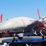 GRAF3190. ESTAMBUL (TURQUÍA), 31/10/2021.- El Bayraktar TB2, una aeronave no tripulada pero armada con misiles, desarrollada por Turquía, se ha convertido en la estrella de la exportación turca, con efectos geopolíticos en toda la región. El aparato, un avión monomotor con una característica aleta triangular en la cola, es el producto principal de la empresa Baykar, fundada en 1984 por el ingeniero Özdemir Bayraktar, fallecido la semana pasada, y dirigida por sus hijos Haluk y Selçuk. En la imagen, un dron modelo Akinci durante la feria Teknofest, el pasado 24 de septiembre. EFE/ Ilya U. Topper