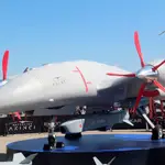 GRAF3190. ESTAMBUL (TURQUÍA), 31/10/2021.- El Bayraktar TB2, una aeronave no tripulada pero armada con misiles, desarrollada por Turquía, se ha convertido en la estrella de la exportación turca, con efectos geopolíticos en toda la región. El aparato, un avión monomotor con una característica aleta triangular en la cola, es el producto principal de la empresa Baykar, fundada en 1984 por el ingeniero Özdemir Bayraktar, fallecido la semana pasada, y dirigida por sus hijos Haluk y Selçuk. En la imagen, un dron modelo Akinci durante la feria Teknofest, el pasado 24 de septiembre. EFE/ Ilya U. Topper