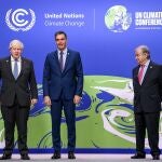 El primer ministro británico, Boris Johnson; el presidente del Gobierno, Pedro Sánchez y el secretario general de la ONU, Antonio Gutierres, en la COP26