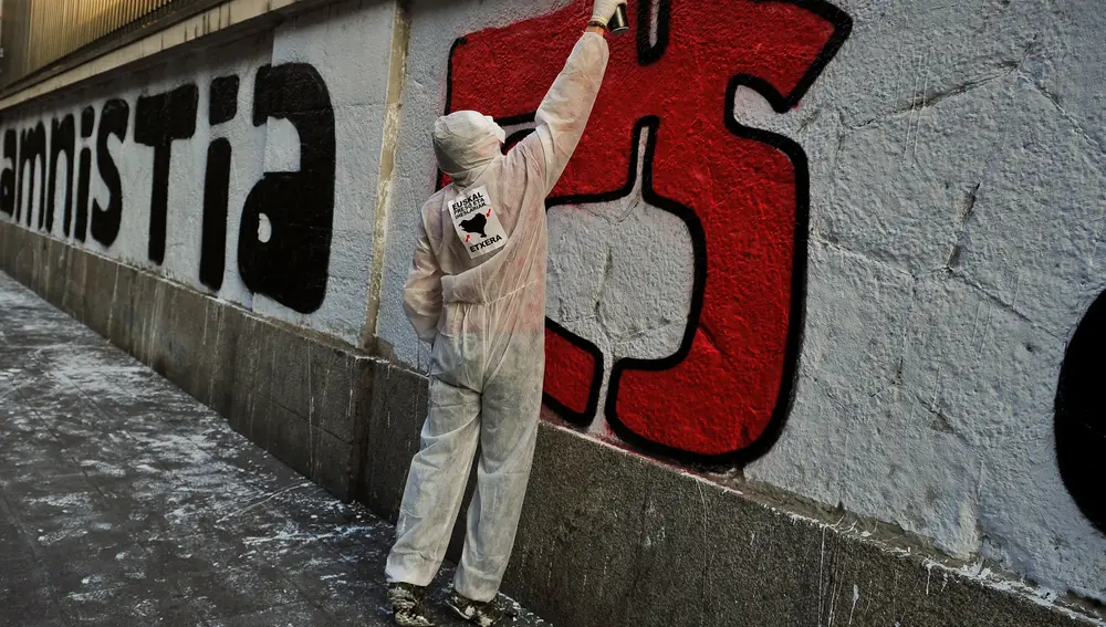 Una pintada en el País Vasco que reclama la amnistía para los presos de la banda terrorista ETA
