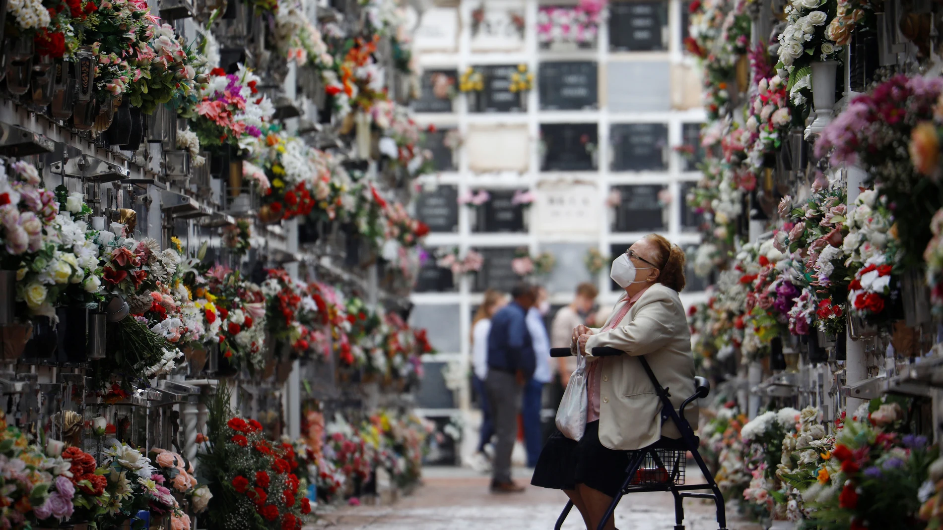 Una mujer observa la tumba de un familiar en el cementerio de San Rafael de Córdoba, durante la celebración del Día de todos los Santos. EFE/Salas