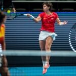 Carla Suárez golpea una derecha en el partido de dobles que ganó junto con Sara Sorribes a las eslovacas Kuzmova y Mihalikova