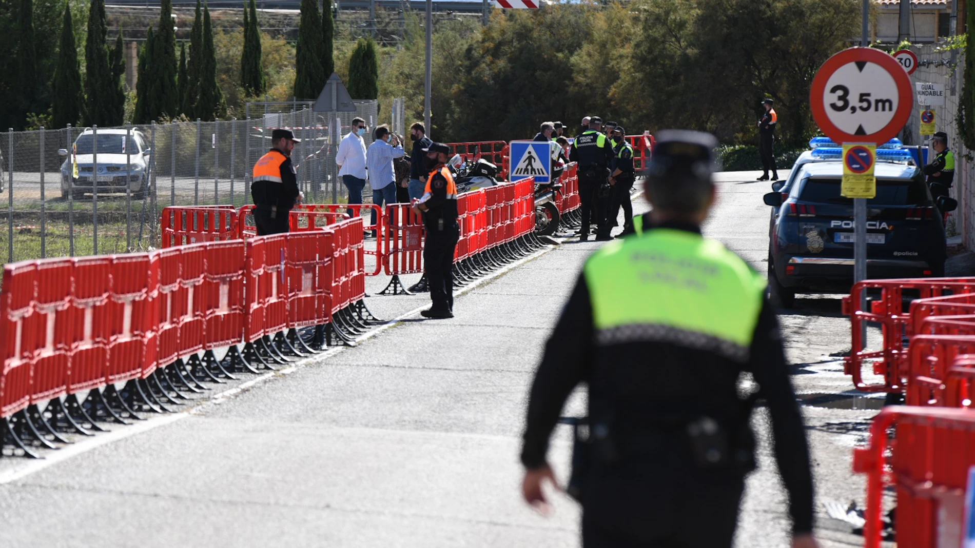 Varios agentes en el dispositivo policial instalado en el cementerio de Torrent