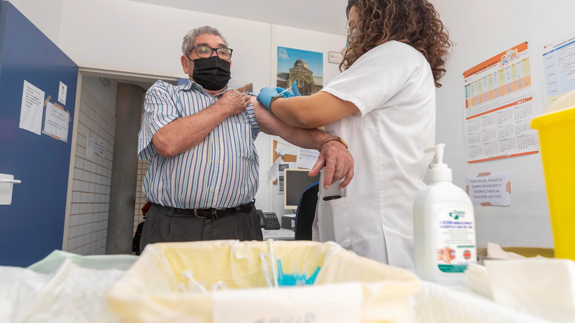 Una enfermera del servicio murciano de salud administra la tercera dosis de la vacuna de moderna contra el covid a un hombre mayor de 70 años en el centro de salud del barrio del Carmen de Murcia.