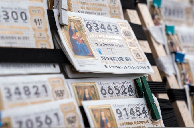 Varios décimos de la administración de lotería Doña Manolita, a 2 de noviembre de 2021, en Madrid, (España). La madrileña administración de lotería Doña Manolita presenta importantes colas de espera para adquirir un número del Sorteo de la Lotería de Navidad 2021, que desde el mes de julio han estado a la venta para repartir 2.408 millones de euros en premios.02 NOVIEMBRE 2021;LOTERÍA;NAVIDAD;COLAS DE ESPERA;DOÑA MANOLITA;DÉCIMOA. Pérez Meca / Europa Press02/11/2021