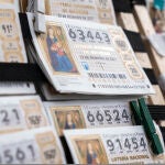 Varios décimos de la administración de lotería Doña Manolita, a 2 de noviembre de 2021, en Madrid, (España). La madrileña administración de lotería Doña Manolita presenta importantes colas de espera para adquirir un número del Sorteo de la Lotería de Navidad 2021, que desde el mes de julio han estado a la venta para repartir 2.408 millones de euros en premios.02 NOVIEMBRE 2021;LOTERÍA;NAVIDAD;COLAS DE ESPERA;DOÑA MANOLITA;DÉCIMOA. Pérez Meca / Europa Press02/11/2021