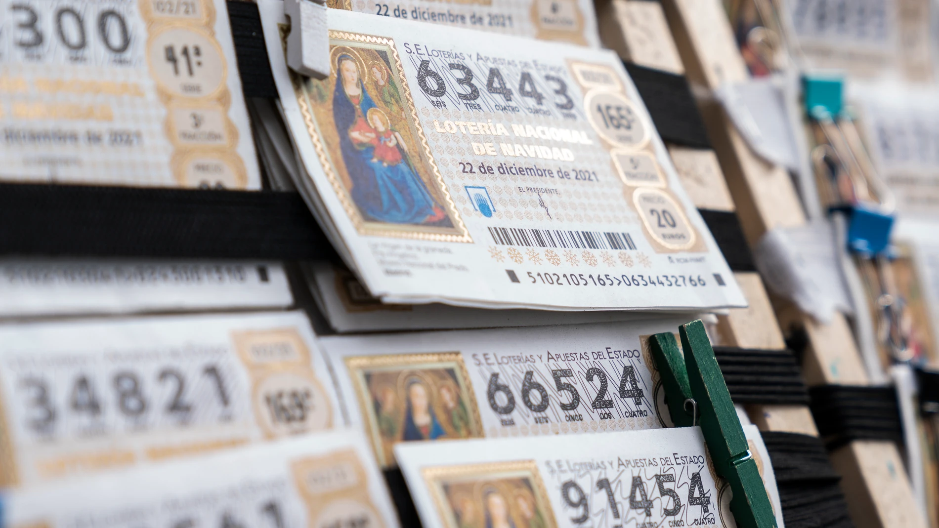Varios décimos de la administración de lotería Doña Manolita, a 2 de noviembre de 2021, en Madrid, (España). La madrileña administración de lotería Doña Manolita presenta importantes colas de espera para adquirir un número del Sorteo de la Lotería de Navidad 2021, que desde el mes de julio han estado a la venta para repartir 2.408 millones de euros en premios.02 NOVIEMBRE 2021;LOTERÍA;NAVIDAD;COLAS DE ESPERA;DOÑA MANOLITA;DÉCIMOA. Pérez Meca / Europa Press02/11/2021