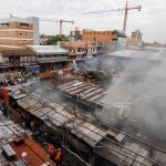 AME4272. ASUNCIÓN (PARAGUAY), 03/11/2021.- Bomberos controlan hoy el incendio que afectó a varios locales comerciales del Mercado 4, en Asunción (Paraguay). Más de 10 compañías de Bomberos Voluntarios de Paraguay lograron controlar el voraz incendio del Mercado 4, el más popular de Asunción, que comenzó a primeras horas de este miércoles y afectó también a otros comercios aledaños. EFE/Nathalia Aguilar