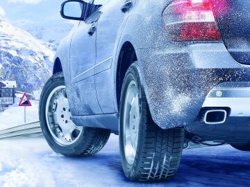La Dirección General de Tráfico exige el uso de cadenas o neumáticos de invierno de forma obligatoria cada vez que un conductor se dirija hacia zonas de montaña o lugares en los que hay presencia de nieve La Dirección General de Tráfico exige el uso de cadenas o neumáticos de invierno de forma obligatoria cada vez que un conductor se dirija hacia zonas de montaña o lugares en los que hay presencia de nieve