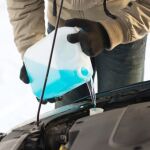 Si el líquido refrigerante se congela, aumentará su volumen y reventará elementos sensibles del vehículo