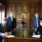 El presidente de la Fundación Iberdrola España, Fernando García; la presidenta de la Fundación Miguel Delibes, Elisa Delibes; el director general de la Fundación Iberdrola, Ramón Castresana, y Germán Delibes, tras renovar el acuerdo