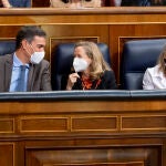 El presidente del Gobierno, Pedro Sánchez; la vicepresidenta primera y ministra de Asuntos Económicos, Nadia Calviño; y la vicepresidenta segunda del Gobierno y ministra de Trabajo, Yolanda Díaz, en una sesión plenaria en el Congreso de los Diputados, a 3 de noviembre de 2021, en Madrid