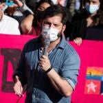Gabriel Boric, candidato a la Presidencia de Chile por la agrupación Apruebo Dignidad, durante un acto de campaña, frente al Museo Nacional de Bellas Artes en Santiago