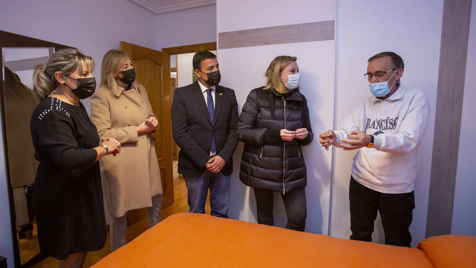 La consejera de Familia e Igualdad de Oportunidades, Isabel Blanco, visita el recurso de vivienda supervisada que gestiona la Asociación de Familiares, Amigos y Personas con Discapacidad por Enfermedad Mental de Ávila (FAEMA)