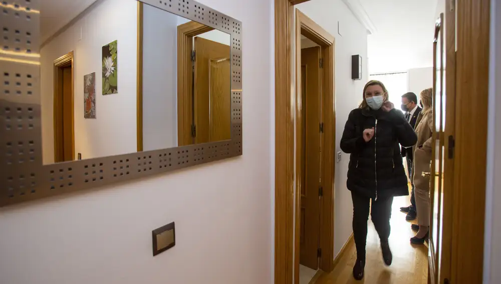 La consejera de Familia e Igualdad de Oportunidades, Isabel Blanco, visita el recurso de vivienda supervisada que gestiona la Asociación de Familiares, Amigos y Personas con Discapacidad por Enfermedad Mental de Ávila (FAEMA)