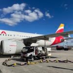 El avión de Iberia repostando biojet de Repsol antes del vuelo Madrid-Barajas en el Aeropuerto Adolfo Suárez Madrid-Barajas, a 3 de noviembre