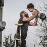 La imagen ganadora de los Siena International Photo Award en la que se ve a un niño refugiado sirio sin extremidades que sonríe mientras juega con su padre