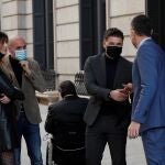 El presidente del Gobierno, Pedro Sánchez (d), estrecha la mano del portavoz de ERC en el Congreso, Gabriel Rufián, a las puertas del Congreso de los Diputados, tras la segunda jornada de debates de las siete enmiendas a la totalidad del proyecto de Ley de Presupuestos Generales del Estado para 2022, este jueves en el Congreso