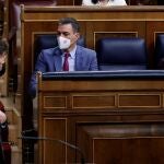 El portavoz parlamentario de ERC Gabriel Rufián, pasa junto al presidente del Gobierno, Pedro Sánchez, y a vicepresidenta segunda, Yolanda Díaz, en el Congreso