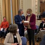 El presidente de la Fundación Víctimas del Terrorismo, Tomás Caballero, le hace entrega del libro "Vidas rotas" en la reunión con la misión de europarlamentarios de visita en España por los 300 crímenes de ETA sin resolverFUNDACIÓN VÍCTIMAS DEL TERRORISM04/11/2021