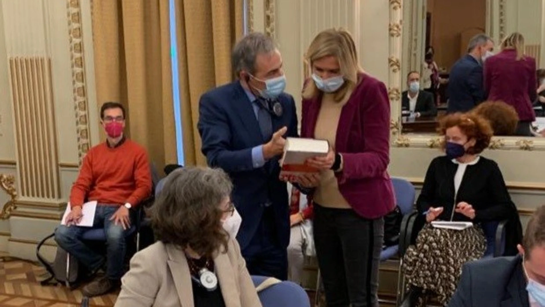 El presidente de la Fundación Víctimas del Terrorismo, Tomás Caballero, le hace entrega del libro "Vidas rotas" en la reunión con la misión de europarlamentarios de visita en España por los 300 crímenes de ETA sin resolverFUNDACIÓN VÍCTIMAS DEL TERRORISM04/11/2021