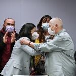 La ministra de Sanidad, Carolina Darias (2i), junto a la presidenta de la Federación Estatal Lesbianas, Gais, Trans y Bisexuales (LGTB), Uge Sangil (2d), tras la firma de la Orden Ministerial