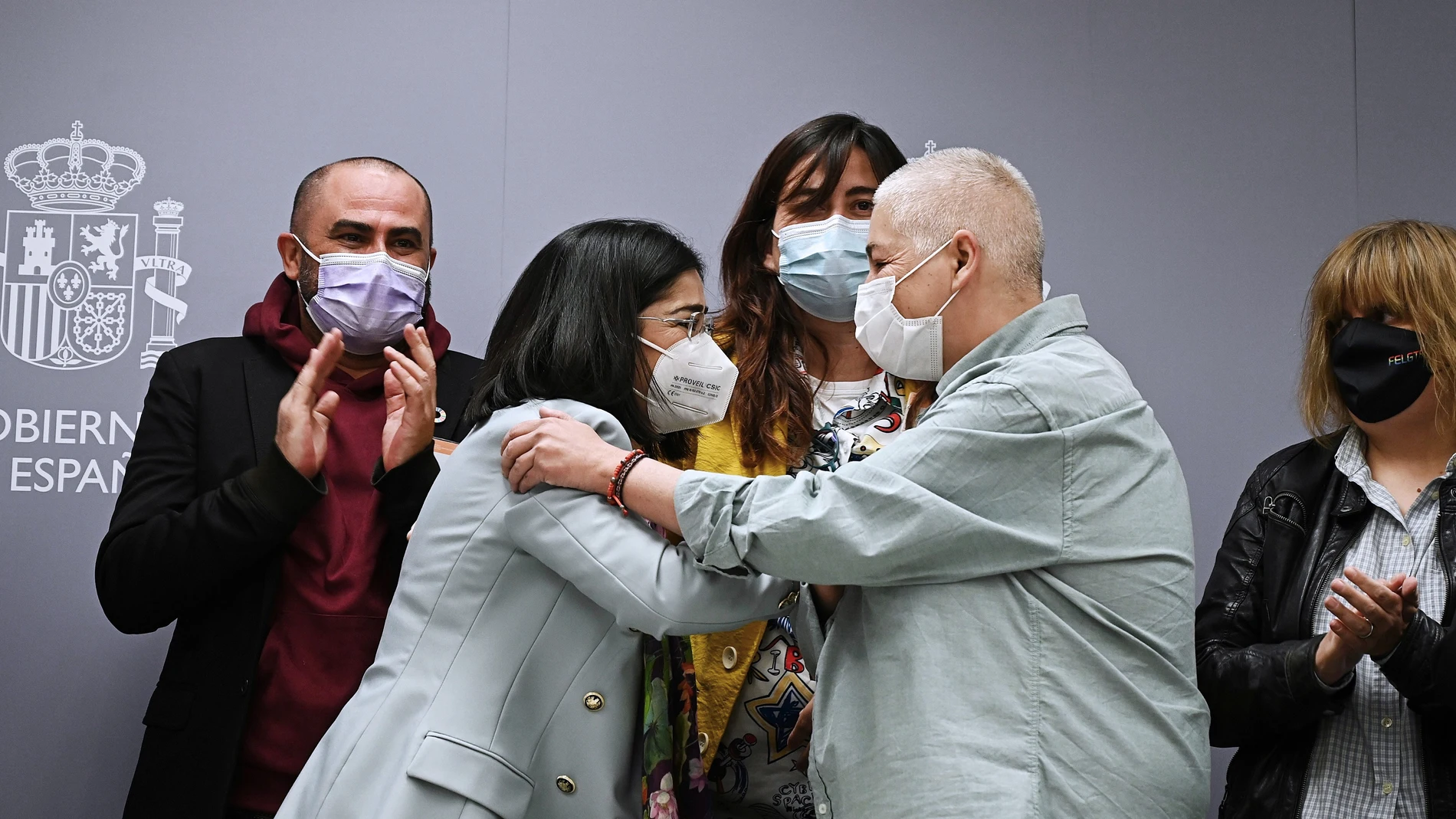 La ministra de Sanidad, Carolina Darias (2i), junto a la presidenta de la Federación Estatal Lesbianas, Gais, Trans y Bisexuales (LGTB), Uge Sangil (2d), tras la firma de la Orden Ministerial