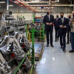 El presidente de la Junta de Andalucía, Juanma Moreno (c); junto al director general del Renault Group, José Vicente de los Mozos (i); durante la visita a factoría de Renault de Sevilla. María José López / Europa Press