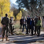 La ministra de Defensa, Margarita Robles (5d), y la delegada del gobierno de Castilla y León, Virginia Barcones Sanz (4d), durante una visita al Campamento de Monte La Rein