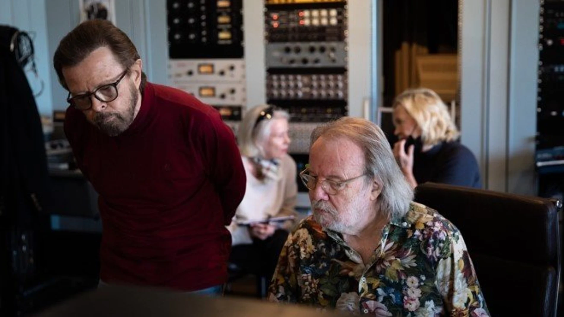 Björn Ulvaeus (izda.) y Benny Andersson; al fondo, Ani-Frid Lyngstad y Agnetha Fältskog, miembros de ABBA