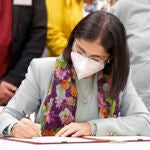 La ministra de Sanidad, Carolina Darias, durante la firma de una orden ministerial para cubrir tratamientos de fertilidad para mujeres sin pareja, lesbianas y personas trans, en el Ministerio de Sanidad
